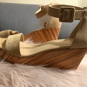 NWT Pelle Moda Beige Wedge Sandals Size 8 1/2